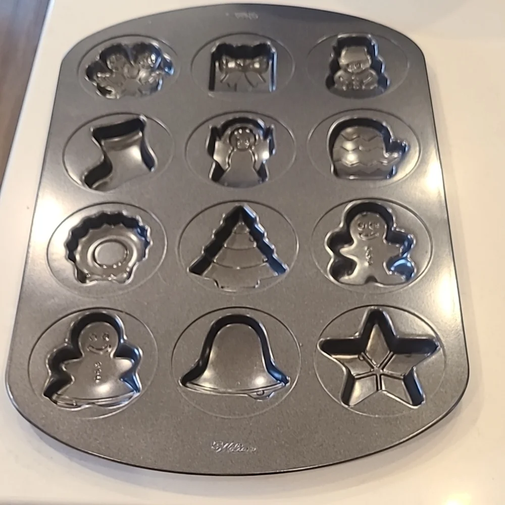 Like New Wilton Christmas Shape Cupcake tin